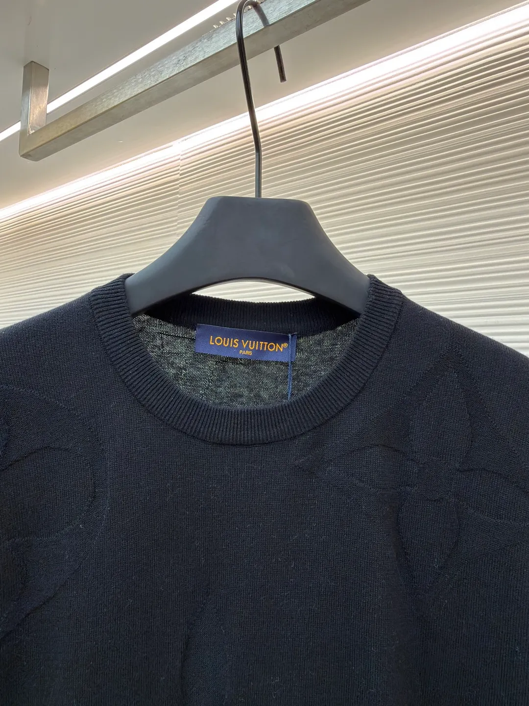 LOUIS VUITTON Four-leaf clover woolen short-sleeve ●Original version: purchased and developed for 10800 ●Item number: 1681109-A55 ●Fabric: combed cotton fabric ●Technology: woolen fabric ●Version: fitted version ●Weight: about 265 grams ●Size: XS-S-M-L ●Description: The wool material is made of 40s double-ply 100% combed cotton yarn, and the machine uses 14 needles and 2 yarns to weave the piece. A single piece takes 160 minutes per piece, 20 minutes for plate sewing, manual quality inspection, and specific three-standard washing. The overall wiring is straight and delicate, the fabric is comfortable and soft, and the color is consistent without color difference. It can be matched with the same style to create a fashionable look and control various occasions. Customized accessories, complete with three standards, same style for men and women!